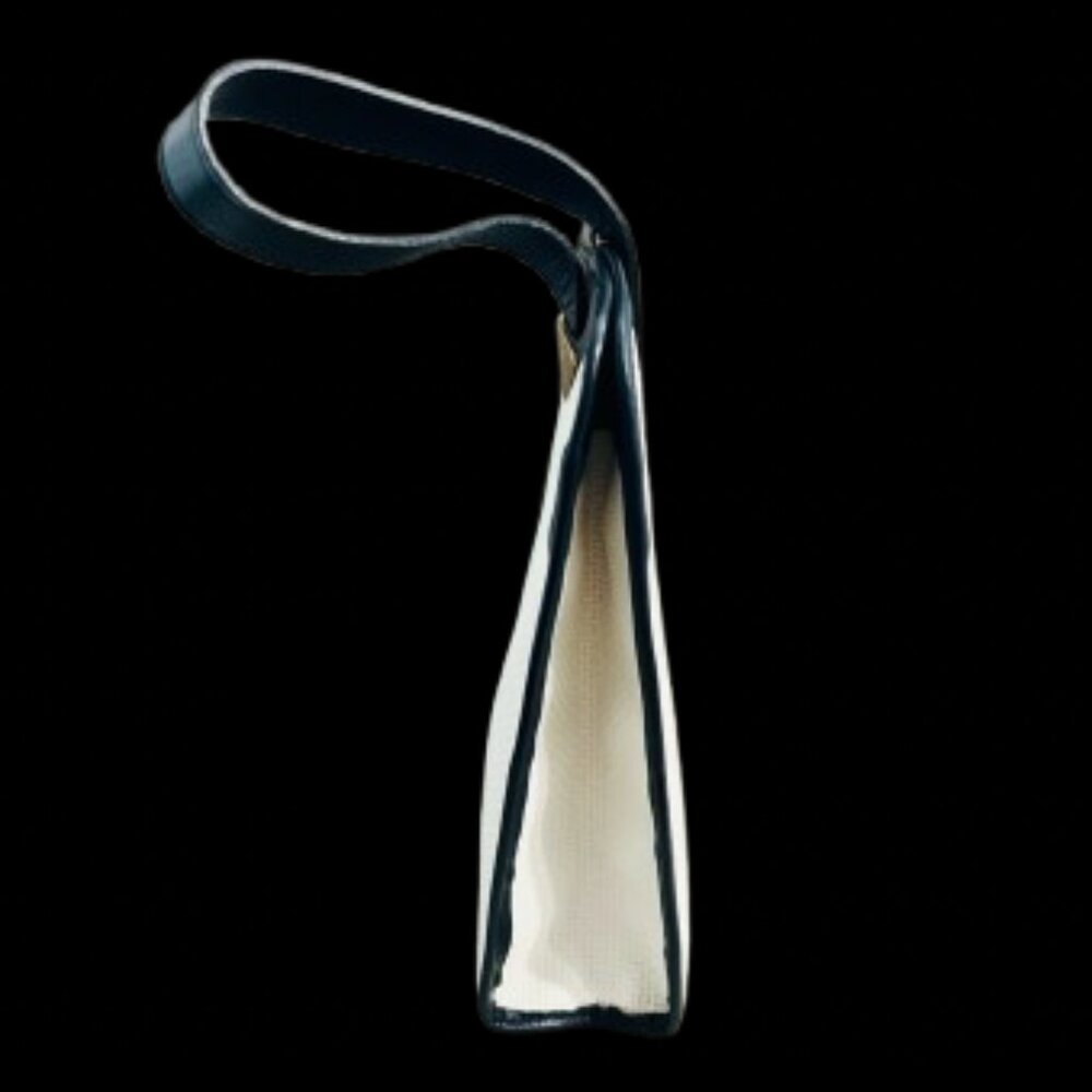 Yves Saint Laurent (YSL) Triangle Plate Cassandra Handle Bag w/COA and dust bag - Picture 6 of 10